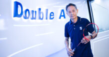Double A “แชมป์โลก 6 สมัย 7 เหรียญทองในวัย 84 ปี” บทเรียนชีวิตจากสนามแบดมินตันของ ‘เสรี จินตนเสรี’