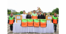CPAXT เดินหน้าโครงการ “พลาสติก คืนค่า” ส่งมอบเสื้อกั๊กสะท้อนแสงจากขวดพลาสติกรีไซเคิลให้ ”พี่กวาด” สังกัด กทม.