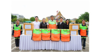 CPAXT เดินหน้าโครงการ “พลาสติก คืนค่า” ส่งมอบเสื้อกั๊กสะท้อนแสงจากขวดพลาสติกรีไซเคิลให้ ”พี่กวาด” สังกัด กทม.