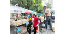CPAXT สนับสนุนทีม Big Cleaning ของ กทม. ฟื้นฟูพื้นที่หลังน้ำลด พร้อมส่งต่อเสื้อสะท้อนแสงรีไซเคิล สานต่อคุณค่าจากโครงการ “พลาสติกคืนค่า”