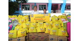 “คาร์ฟอร์แคช” เดินหน้าส่งต่อความห่วงใยผู้ประสบอุทกภัยในกรุงเทพฯ และสมุทรปราการ มอบถุงเติมรอยยิ้ม 300 ชุด พร้อมออกมาตรการพักชำระค่างวดสูงสุด 3 เดือน