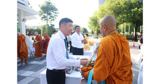 ธ.ก.ส. จัดกิจกรรมทำบุญตักบาตร อุทิศถวายเป็นพระราชกุศล ในวาระครบรอบ 1 ปี